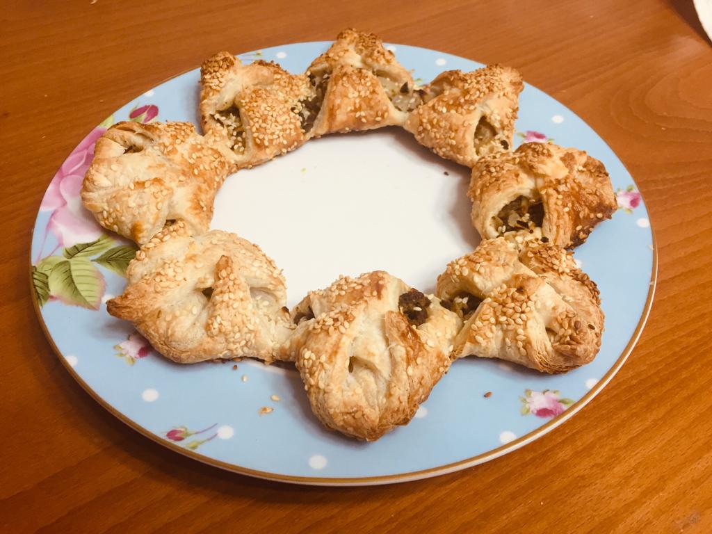 מאפה כתר מעוצב מבצק עלים במילוי כבד עוף