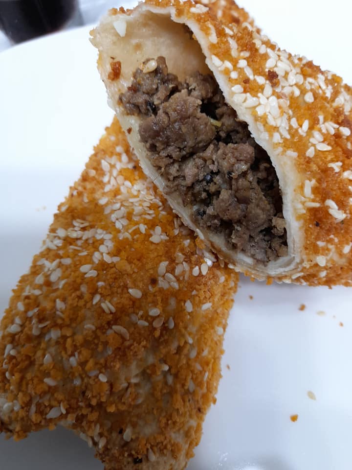 טורטיה מגולגלת ממולאת בבשר ומטוגנת
