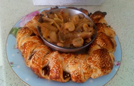 מאפה מעוצב במילוי בשר טחון וצנוברים עם בצל מטוגן