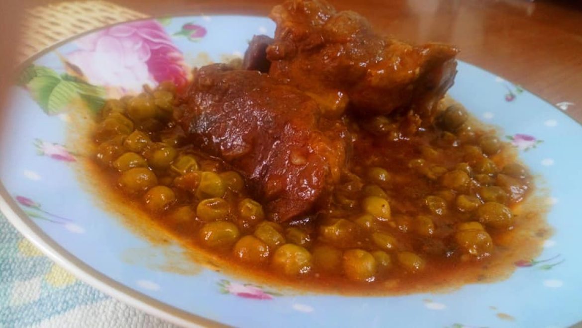 אפונה ירוקה ברוטב עגבניות