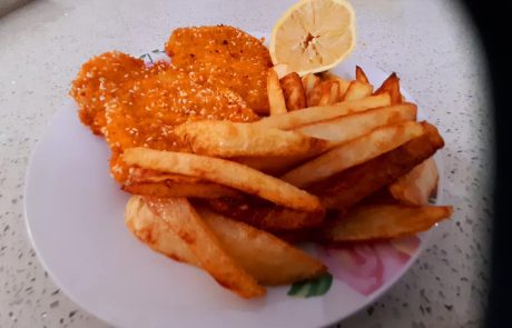 חטיפי דג אמנון מטוגנים ומצופים בפירורי לחם