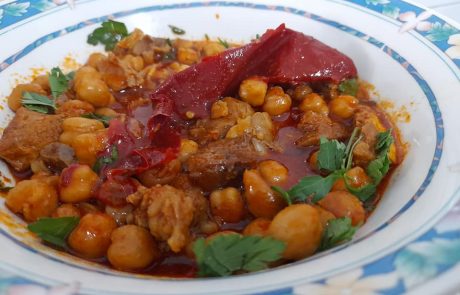 תבשיל חומוס ובשר ראש ברוטב חריף