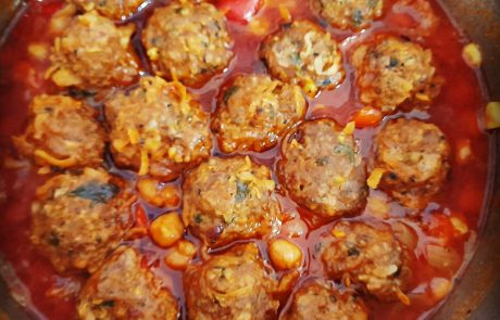 קציצות בשר בתבשיל חומוס