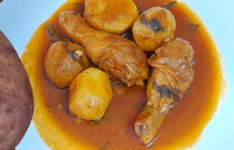 עוף ותפוחי אדמה ברוטב פיקנטי